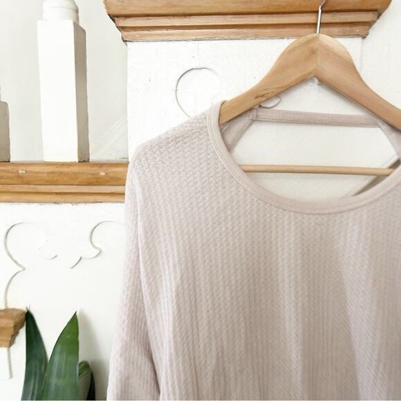 Fashion Nova Waffle Knit Crop Top Beige Open Back Long Sleeves Pullover Size XS - Picture 4 of 6